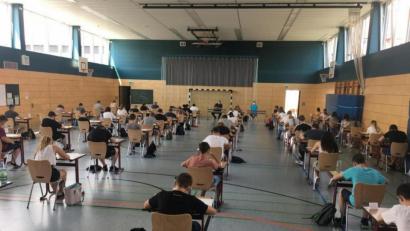 Bild: Realschule im Stiftland/exb
Das weltweit anerkannte Sprachzertifikat PET legten Schülerinnen und Schüler in der Sporthalle der Realschule im Stiftland in Waldsassen ab.