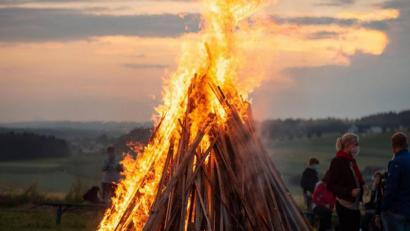 Bild: Regina Probst
Beeindruckend war die Johannisfeuer-Andacht der Pfadfinder in Poppenricht. Insbesondere als der Holzstoß entzündet wurde.