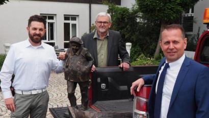 Bild: krb
Bürgermeister Sebastian Dippold und Kulturreferent freuen sich über Brunnenfigur, die ihnen Gerhard Hösl von den Vereinigten Sparkassen übergibt.