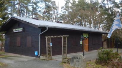 Bild: bk
Die OWV-Blockhütte mit Terrasse und Festplatz gilt seit 1979 auch als beliebtes Ausflugsziel für Radfahrer und Wanderer (Bahnhofsnähe).