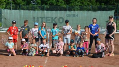 Bild: ak
Übungsleiterin Larissa Sollfrank (rechts) gestaltete den Tennisschnupperkurs des SV Kulmain.