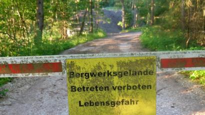 Bild: ohr
Das Flußspatbergwerk Marienschacht östlich von Wölsendorf wird im Sommer 1979 stillgelegt. Hinweisschilder um das rund 5 Hektar große Areal verweisen auf die Gefahrenzone und versperren die Zufahrt zum Gelände.