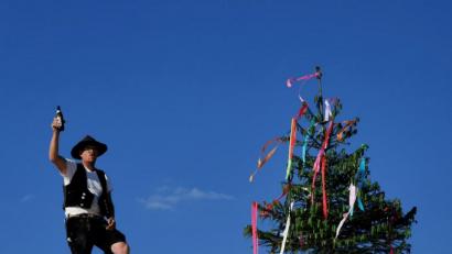 Bild: gz
Zimmerermeister Josef Rauch fasste nach Vollendung und der Befestigung eines geschmückten Richtbaumes am Dachstuhl das gelungene Werk in Worte.