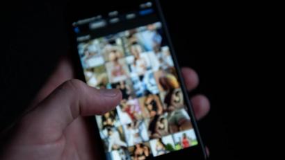 Bild: Silas Stein/dpa
Über das Internet wird so ziemlich alles verschickt. Ein 21-jähriger aus dem Landkreis Tirschenreuth sendete Nacktbilder von sich unter anderem an zwei elfjährige Mädchen.