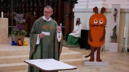 Bild: hmr
Zum 50. Geburtstag der Fernsehsendung "Frag doch mal die Maus" beantwortete Stadtpfarrer Dr. Thomas Vogl im Familiengottesdienst am Sonntag in der Basilika zahlreiche Fragen von Kindern zu Themen rund um die Kirche.