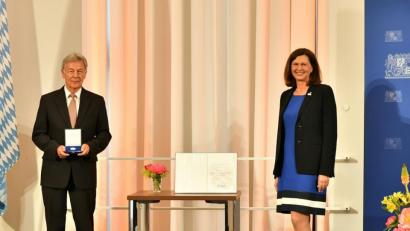 Bild: Rolf Poss/exb
Landtagspräsidentin Ilse Aigner überreichte Joachim Hanisch die Bayerische Verfassungsmedaille in Silber.