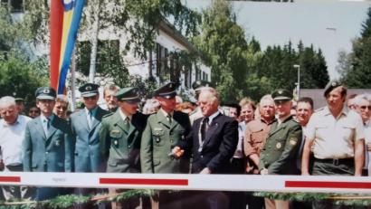 Archivbild: gz
Im Beisein von Vertretern des Zolls, vom Bundesgrenzschutz und der Grenzpolizei durchtrennte Bürgermeister Karl Roth symbolisch das "Grenzband". Links daneben der Zeitzeuge Franz Dimper von der Grenzpolizeiinspektion Waidhaus.