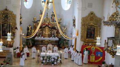 Bild: le
Lang ersehnt war von den 12 Mädchen und Buben der Tag der heiligen Erstkommunion. Am Sonntag traten sie in der festlich geschmückten Pfarrkirche St. Johannes der Täufer erstmals zum Tisch des Herrn.