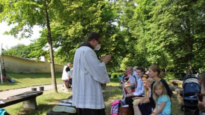 Bild: ads
Die Franziskaner-Patres ließen es sich nicht nehmen, den Kindern und ihren Begleitern bei der Kinderandacht am Berg den Einzelsegen zu erteilen.