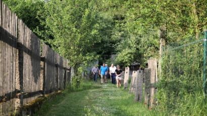 Bild: njn
Mit den Anwohnern und interessierten Bürgern wurde über die künftige Entwicklung des Bereichs Badgaßgärten diskutiert. Auf dem Bild (vordere Reihe, ab Zweiter von rechts) Architekt Klaus Stiefler und Bauamtsleiter Dieter Döppl.