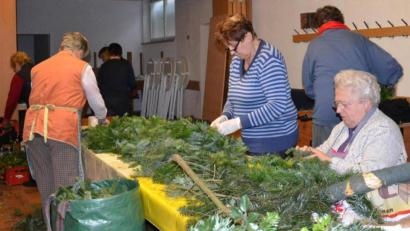 Archivbild: gi
So kannte man Hilde Schnupfhagn (vorne, rechts) mitten drin beim Arbeiten, ob beim Flechten von Kränzen, des Osterbrunnens, Ostereier malen, Basteln und auch bei Handarbeiten war sie gefragt.