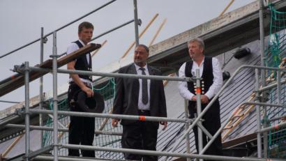 Bild: fvo
Bürgermeister Josef Beimler (Mitte) sowie die Zimmerermeister Christian Kraus junior (links) und Christian Kraus senior (rechts) feiern Richtfest.