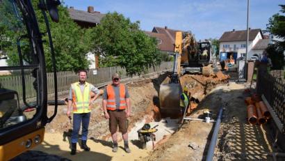 Bild: bö
Mehrmals in der Woche ist Bürgermeister Florian Junkes (links) auf der Baustelle in Allertshofen und schaut, ob alles passt. Sowohl das Gespräch mit Christian Ludwig (rechts), dem Polier der Firma Englhard, als auch der Dialog mit den Anwohnern ist ihm wichtig.