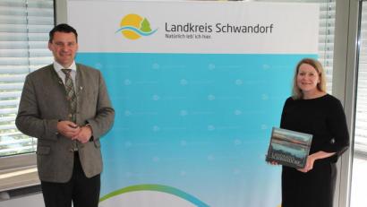 Bild: Hans Prechtl/exb
Silke Grimm (rechts) stellte sich als neue Leiterin der Arbeitsagentur bei Landrat Thomas Ebeling vor.