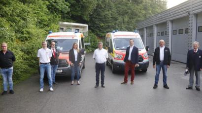 Bild: mfh
Abschiedsstimmung beim BRK (von links): Dieter Hauenstein (Landesbereitschaftsleiter), Florian Kaufmann (stellvertretender Leiter Rettungswache Sulzbach-Rosenberg), Markus Popp (Leiter Rettungsdienst), Joanna Sladki (Leiterin Rettungswache Sulzbach-Rosenberg), Bernd Voggenreiter (Leiter Rettungswache Sulzbach-Rosenberg und künftiger Ruheständler), Sebastian Schaller (Kreisgeschäftsführer), Erwin Gräml (Leiter Rettungsdienst) und Gerd Geismann (Kreisvorsitzender BRK Amberg-Sulzbach).