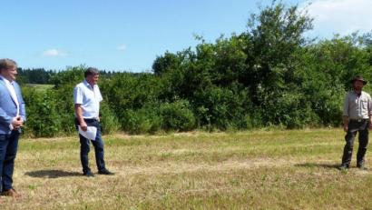 Bild: jp
Naturparkranger Jonas Nebhiebel (rechts) bringt Norbert Bleisteiner und Bürgermeister Stefan Braun (links) sowie dem Kastler Publikum die Heckenpflege mit schwerem Gerät nahe.