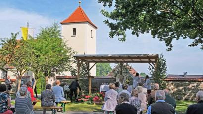Bild: twi
Pfarrer Markus Ertl zelebrierte den feierlichen Festgottesdienst zum Patrozinium für die Kirchengemeinde Woppenhof im Freien