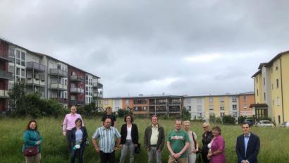 Bild: Ryba/fph
Auf der Wiese zwischen den Wohnhäusern an der Martin-Luther-Straße (links) und der Ringstraße (rechts) soll der zwei- und dreigeschossige Wohnblock in L-Form entstehen. Dadurch sehen aber Anwohner ihre Lebens- und Wohnqualität stark beeinträchtigt. Einige von ihnen schilderten am Donnerstagabend die Situation vor Ort. Im Hintergrund: das Senioren-Servicehaus.