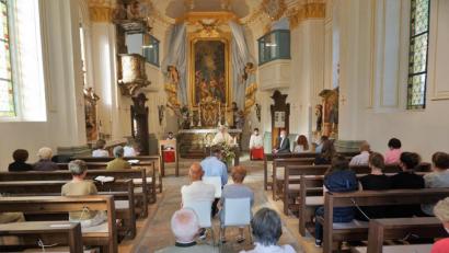 Bild: wec
Unter Pandemie-Bedingungen vollbesetzt ist die Johanneskirche am Ebermannsdorfer Schlossberg beim ersten Gottesdienst nach Abschluss der Renovierung.