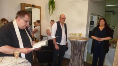 Bild: mad
Pfarrer Markus Urban (links) erteilte den neuen Geschäftsräumen den kirchlichen Segen.