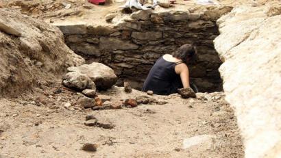 Bild: In Terra Veritas/exb
Bevor am Maximiliansplatz in Tirschenreuth das neue Rathaus gebaut wird, untersuchten Archäologen den Untergrund.