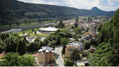 Bild:  Britta Pedersen/dpa
Bad Schandau liegt idyllisch an der Elbe und hat sich in den vergangenen Jahren zu einem touristischen Hotspot entwickelt. Nur ein paar Meter oberhalb der alten Mühle beginnt der Nationalpark Sächsische Schweiz mit seinen zerklüfteten Felsen in bizarren Formen und steilen Schluchten, die schon im 18. Jahrhundert Romantiker und Künstler begeisterten.