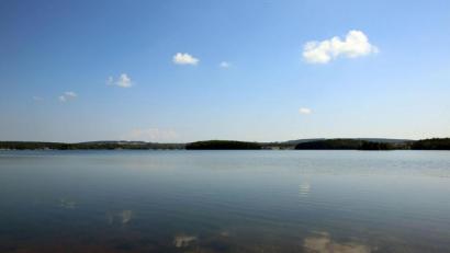 Archivbild: SAD
Eine 38-Jährige zog ein Kind aus dem Steinberger See, nachdem es immer wieder mit dem Kopf unter Wasser geraten war.