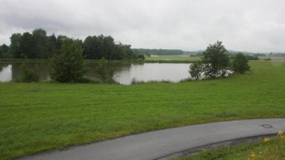 Bild: wro
Der Ritterteich (Bild) liegt gegenüber des Schulsportzentrums südlich der Umgehungsstraße. Ein Antrag zur Errichtung einer Freiflächen-Photovoltaikanlage im Umfeld des Weihers scheiterte am Mittwoch in der Sitzung des Marktrates Wiesau.