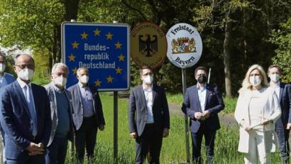 Bild: eg
Grenzregion kämpft um EU-Fördermittel: Staatsministerin Melanie Huml am Grenzübergang Hundsbach bei Waldsassen mit (von links) Waldsassens Bürgermeister Bernd Sommer, dem stellvertretenden Landrat Alfred Scheidler, Bezirksrat Toni Dutz, Landrat Roland Grillmeier, MdEP Christian Doleschal, und den Landtagsabgeordneten Gerhard Hopp und Tobias Reiß.