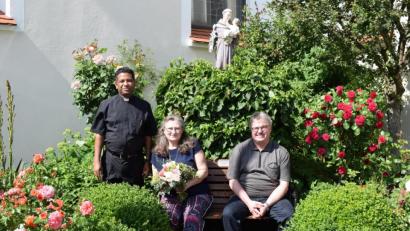 Bild: bnr
Seit 40 Jahren gestaltet Irene Polster zusammen mit den Kindern die Erstkommunionkerzen. Mit Blumen und einem Geschenk bedankten sich Pfarrer Georg Parampilthadathil und Pastoralreferent Andreas Hartung für den wertvollen Dienst in der Pfarrgemeinde.
