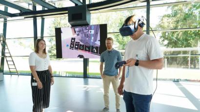 Bild: kaz
Im Virtual-Reality-Bereich des ÜBZO in Weiherammer stehen (von links) Projektleiterin Angelika Maier, Marketingleiter Sebastian Gmeiner und Projektleiter Florian Waldeck. Dort soll in den nächsten drei Jahren ein digitales 3-D-Lernspiel für Servicetechniker in der Wellpappbranche entwickelt werden.