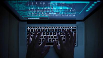 Symbolbild: Silas Stein / dpa
Eine Cyber-Attacke auf ein Unternehmen kann von heute auf morgen existenzgefährdend sein. Die Hacker fordern nicht selten sechs- bis siebenstellige Summen für die Freigabe der verschlüsselten Firmendaten.