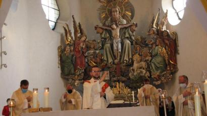 Bild: ads
Zum Abschluss der Festmesse spendete Neupriester Leonard Skorczyk den Kirchenbesuchern den Primizsegen, dem man eine besondere Wirkung zuschreibt.