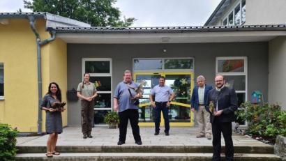 Bild: sne
Kindergartenleiterin Andrea Heuser, Naturpark-Rangerin Simone Peuleke, Pfarrer Hubert Bartel, stellvertretender Geschäftsführer Bernd Stengl, Zweiter Bürgermeister Erich Sperber und Landrat Andreas Meier (von links) freuen sich den Kindern die Natur praktisch näher bringen zu können.