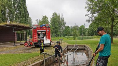 Bild: gz
Die Feuerwehrleute Jürgen Bösl und Maximilian Hochwart unterstützen den Bauhof bei der Säuberungsaktion am Kneippbecken. Alles genau im Blick hatte der siebenjährige Florian Bösl, der wie sein Papa ebenfalls Feuerwehrmann werden möchte.