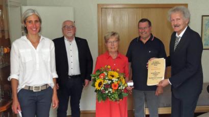 Bild: Dobmeier
Eine TB-Delegation um Vorsitzenden Bernhard Schlicht (rechts) sowie der Ehrenpräsident des Stadtverbandes für Leibesübungen Herbert Tischler (Zweiter von rechts) gratulierten Gertraud Greiner.
