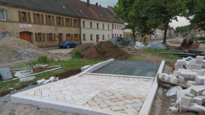 Bild: ow
Welches Pflaster wird auf dem neuen Marktplatz verlegt? Diese Entscheidung wird in zwei bis drei Wochen bei einem Ortstermin getroffen. Dabei dürfen die Bürger mitentscheiden. Momentan werden dazu im Bereich des ehemaligen Buswartehäuschens Musterpflasterflächen ausgelegt.