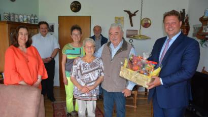 Bild: jr
Seinen 80. Geburtstag feierte jetzt Hans Stingl (Zweiter von rechts, mit Ehefrau Elisabeth. Es gratulierten unter anderem (von links) Tochter Patrizia, Kaplan Daniel Schmid, Tochter Michaela, Werner Männer vom Arbeitskreis Heimatpflege und Bürgermeister Stefan Grillmeier.