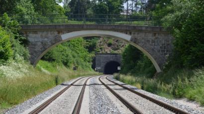 Bild: ak
Im Gemeindegebiet von Kulmain gibt es zwei Brücken, die über die Bahntrasse führen. Im Bild die Bahnbrücke bei Oberwappenöst vor dem Armannsbergtunnel, der 840 Meter lang ist und direkt unter der Ortschaft Oberwappenöst verläuft. Neben der Bahnbrücke bei Lenau ist dies die zweite an der Bahnstrecke zwischen Immenreuth und Neusorg.