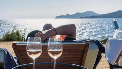 Bild:  Andreas Drouve/dpa
Chillen am Strand Es Codolar: Das Lifestyle-Urlaubsziel Ibiza wartet auf Gäste.