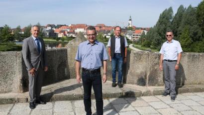 Bild: Stefan Malzer/Landratsamt Tirschenreuth/exb
Johannes Spachtholz (Zweiter von links) wird ab September neuer Sachgebietsleiter im Bereich Verkehrswesen, Straßen- und Wegerecht. Landrat Roland Grillmeier (links), Personalrat Richard Schiedeck (Zweiter von rechts) und Personalchef Walter Brucker gratulierten.