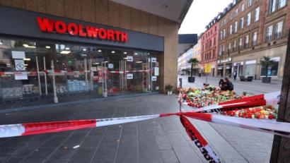 Bild: Karl-Josef Hildenbrand/dpa
Mit Polizeiband abgesperrt ist ein Kaufhaus in Würzburg, in dem ein Mann Menschen mit einem Messer attackiert hatte. Drei Tote forderte die Bluttat.