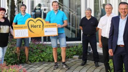 Bild: njn
Die Vereinsvertreter (von links) mit Karin Krenkel, Reinhard Mihl, Peter Prucker und Peter Schieder sowie von der Raiffeisenbank Kundenberater Stefan Bader und Vorstandsvorsitzender Joachim Geyer.