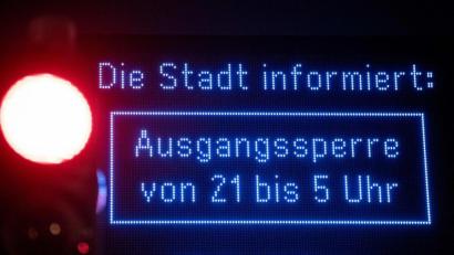 Bild: Fabian Strauch/dpa
Auf einem Display in Oberhausen wird auf die „Ausgangssperre“ hingewiesen. So prominente Hinweise gab's im Landkreis nicht. Sonst hätte ein 59-Jähriger wohl keinen Ärger mit der Polizei bekommen.