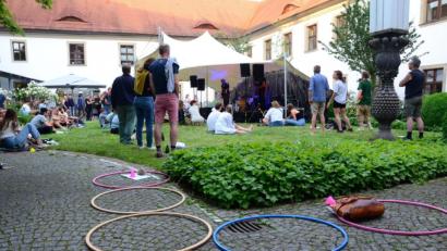 Bild: Kunz
Das Zuschauerareal ist ebenso klar strukturiert, wie der Techno-Sound der Wiener Band "Elektro Guzzi".