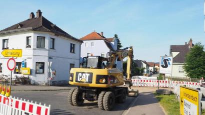 Bild: bl
In der Pfreimder Bahnhofstraße sind die Bagger angerückt, auf der Wiese nebenan stapeln sich Kanalrohre. Bei der Sanierung hat der erste Bauabschnitt begonnen.