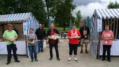 Bild: fpoz
Startschuss für den Regionalmarkt am Stadtpark: Von links Kajetan Merkl (Bioladl Haselbrunn), Doris Burger (Naturwerkstatt Steinwald Masch), Zweiter Bürgermeister Mario Rabenbauer, Anton Spörer (Fischspezialitäten aus Waldershof), Gabriela Rupprecht (Fruchtaufstriche aus Waldershof), Umweltreferent Stefan Müller sowie Eva-Maria Dannhorn mit Honigprodukten aus Marktredwitz.