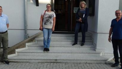 Bild: twg
Auf sie ist Verlass und sie leisten wichtige Arbeit in der Gemeinde Pullenreuth: Alfred Mildner, Sandra Pinzer und Christine Gärtner (von links). Bürgermeister Hubert Kraus dankte ihnen für ihr Engagement.