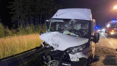 Bild: egl
Der Fahrer konnte sein Wrack noch selbst verlassen und wurde mit dem Rettungsdienst ins Krankenhaus gefahren.