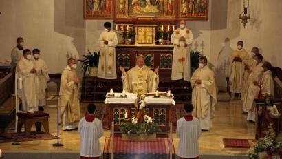 Bild: kro
Zahlreiche Priester des Dekanats waren am Altar zur Messfeier versammelt. Die Predigt hielt Generalvikar Michael Fuchs (am Altar).